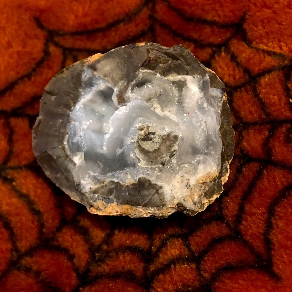 NEW🔮Chalcedony Geode quartz, small in size, blue to white in color.